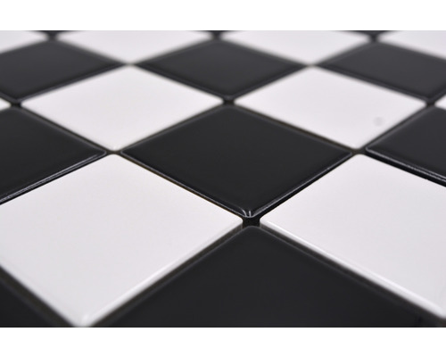 Nahaufnahme von quadratischen, abwechselnd schwarzen und weißen Bodenfliesen