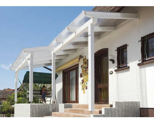 Terrassenüberdachung am Wohnhaus mit Person auf Gartenschaukel