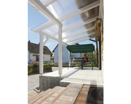 Terrasse mit Polycarbonat Überdachung und schaukelnder Person