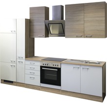 Küchenzeile mit Spüle, Herd, Backofen, Dunstabzugshaube und Schränken