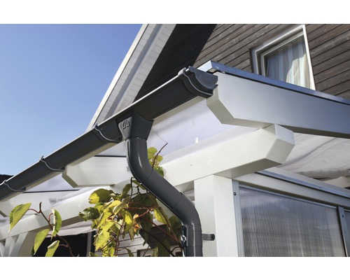 Skanholz Regenrinne Komplett-Set 541 cm anthrazit Detailaufnahme einer grauen Dachrinne an einem Gebäude
