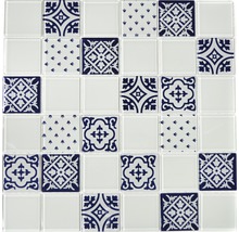 Mosaikfliese mit blau-weißen Mustern