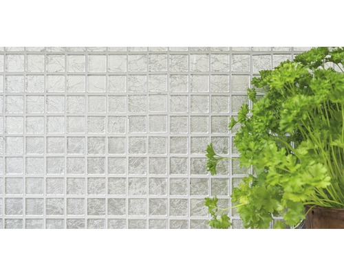 Quadratische Mosaikfliesen mit glänzender Oberfläche