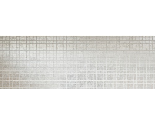 Fliesenwand mit kleinformatigen, quadratischen Mosaikfliesen