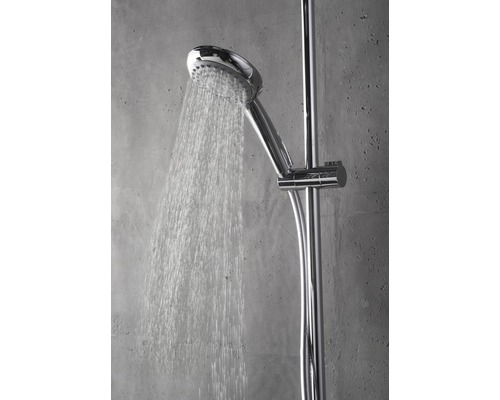 Duschkopf mit Wasserstrahl an Duschstange