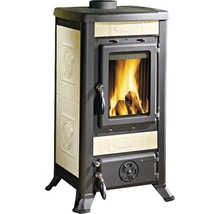 Kaminofen mit Holzfeuer im Brennraum