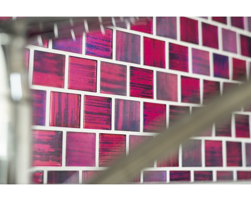 Nahaufnahme von Mosaikfliesen an einer Wand