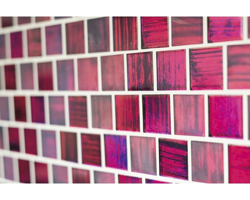 Wandfliesen mit Mosaikmuster in quadratischer Form