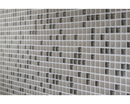 Nahaufnahme einer Wand mit kleinen, quadratischen Mosaikfliesen.