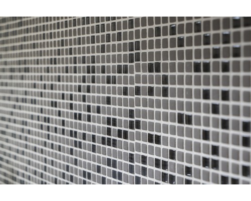 Nahaufnahme einer Wand mit kleinen quadratischen Mosaikfliesen.