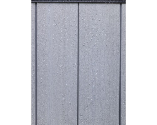 Detailansicht einer Fassade mit Wassertropfen