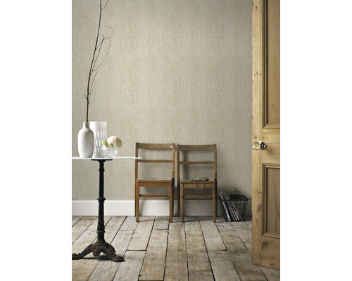 Zimmer mit Holzfußboden, zwei Holzstühlen und einer Wandtapete mit Holzmaserung