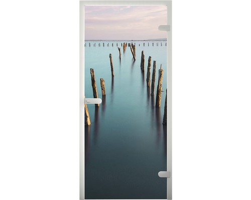 Glastür mit Motiv See und Holzpfosten