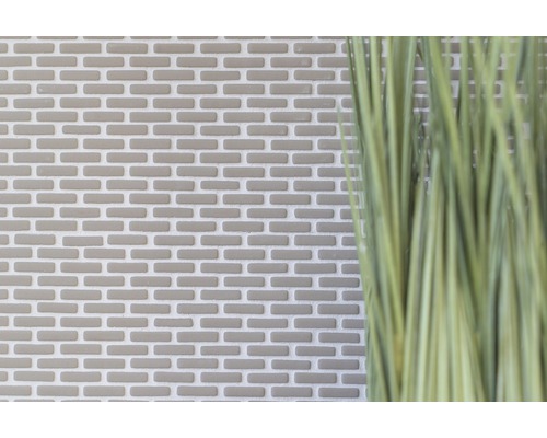 Mosaikfliese in Ziegeloptik und Kunstpflanze