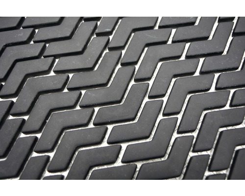 Detailansicht einer Bodenmatte mit Pfeilmuster.