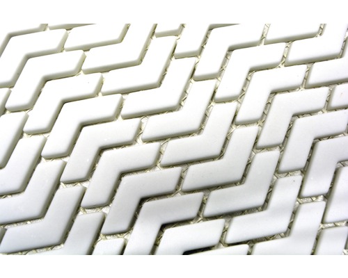 Nahaufnahme von weißen Winkelmosaikfliesen