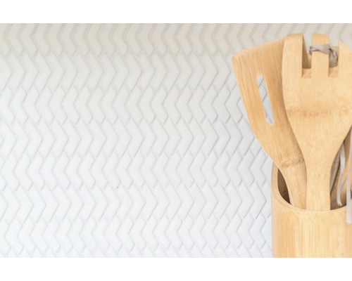 Küchenhelfer aus Bambus im Behälter vor weißem Hintergrund