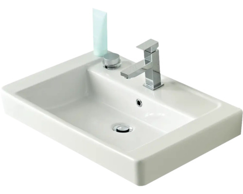 Waschbecken aus Keramik mit Armatur und Badutensilien