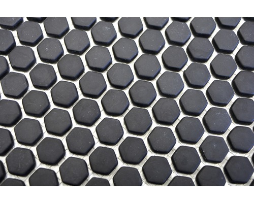 Schwarzes Mosaikfliesenmuster mit sechseckigen Fliesen