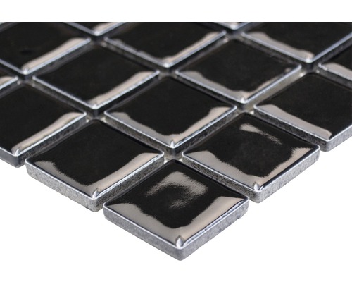 Mosaikfliese mit quadratischen, glänzenden Steinen