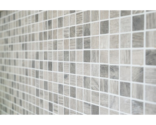 Mosaikfliesen mit Holzoptik an der Wand