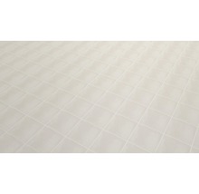Fliesenboden mit quadratischen, keramischen Fliesen