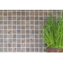 Quadratische Mosaikfliese in Holzoptik als Wandverkleidung