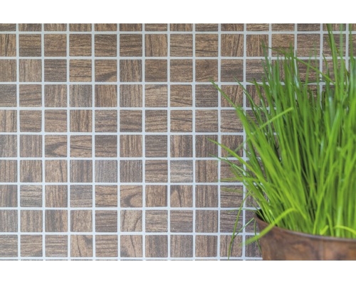 Quadratische Mosaikfliese in Holzoptik als Wandverkleidung