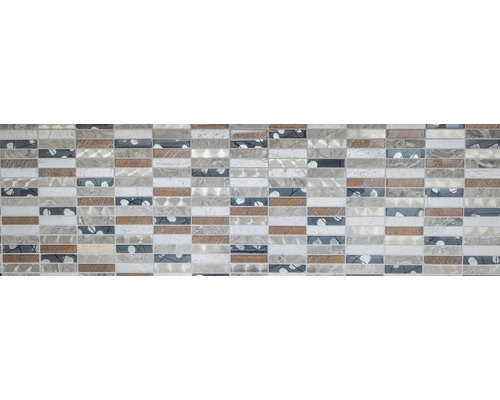Mosaikfliesenwand mit rechteckigen Steinen