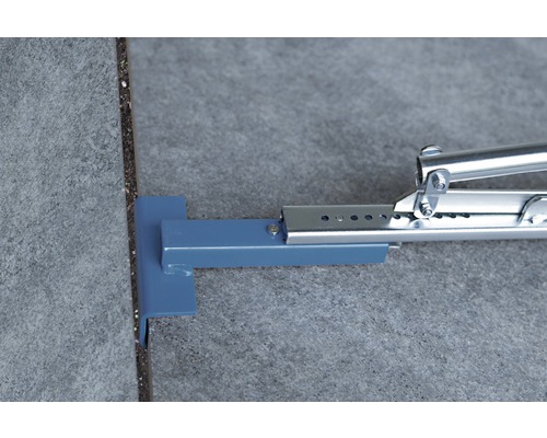 Fliesenverlegehilfe im Einsatz zwischen zwei Fliesen