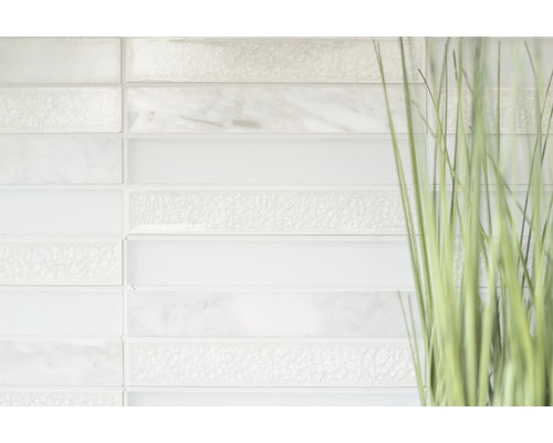 Nahaufnahme einer Wandfliese mit verschiedenen Oberflächenstrukturen.