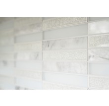 Detailaufnahme einer Wand mit Mosaikfliesen in horizontaler Anordnung