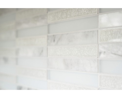 Detailaufnahme einer Wand mit Mosaikfliesen in horizontaler Anordnung