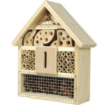 Insektenhotel aus Holz mit verschiedenen Füllmaterialien