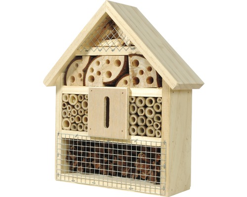 Insektenhotel aus Holz mit verschiedenen Füllmaterialien