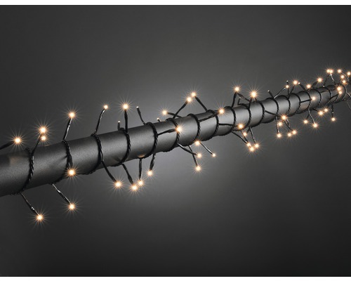 Lichterkette mit warmweißen LEDs auf schwarzem Kabel
