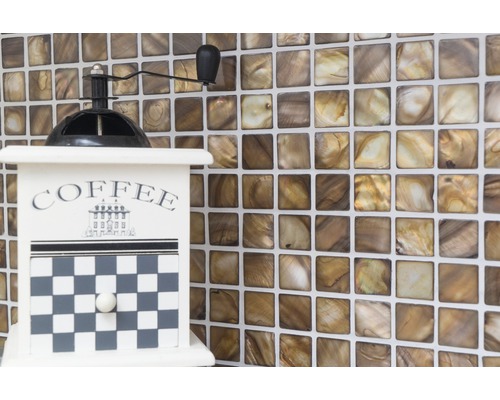 Dekorative Kaffeemühle mit Kachelhintergrund