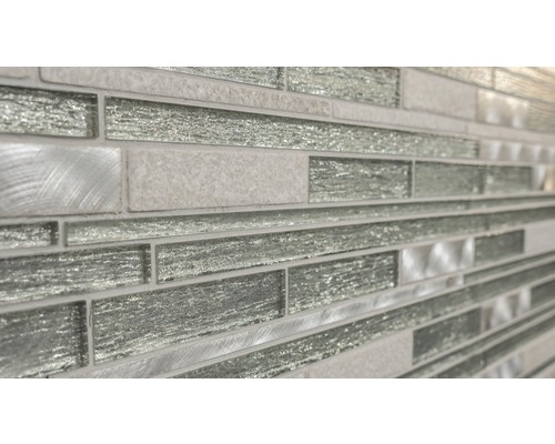 Detailansicht einer Wandfliese mit Glas- und Metallelementen