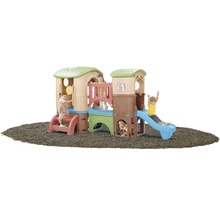 Spielplatz mit Rutsche und mehreren Spielbereichen für Kinder