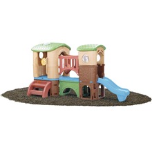 Spielplatz mit Rutsche und zwei Spieltürmen für den Außenbereich