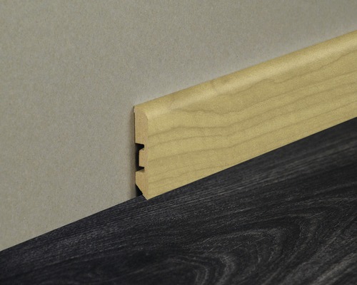 Holzsockelleiste an Wand und Boden