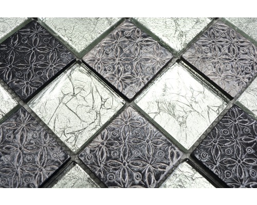 Dekorative Mosaikfliesen mit floralem Muster und silberfarbener Oberfläche