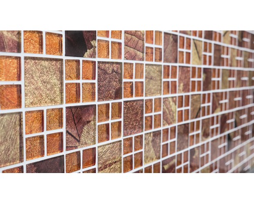 Detailansicht einer Mosaikfliese mit Blattmuster