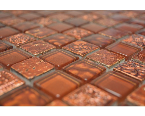 Nahaufnahme von quadratischen Mosaikfliesen aus Glas