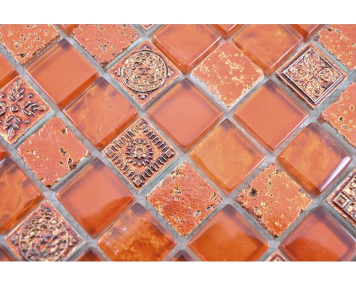 Mosaikfliesen in Orange mit gemusterten Details