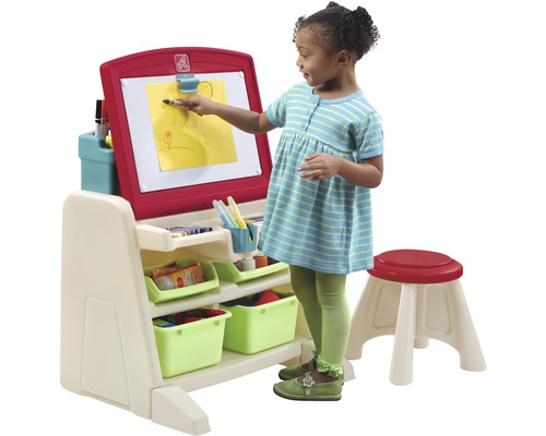 Kind malt an Staffelei mit Hocker und Aufbewahrungsbehältern