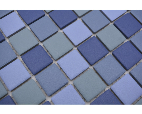 Mosaikfliesen in verschiedenen Blautönen