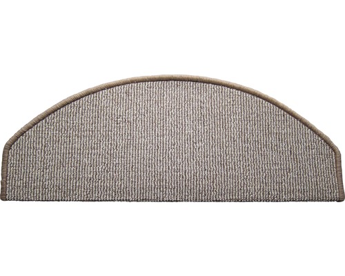 Halbrunde Treppenstufe aus Teppich