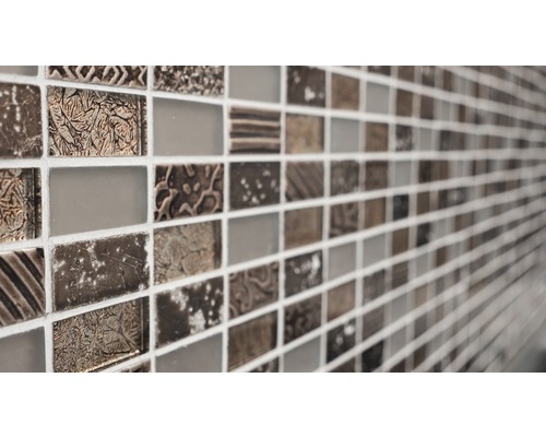 Nahaufnahme eines Mosaiks aus Glas und Stein