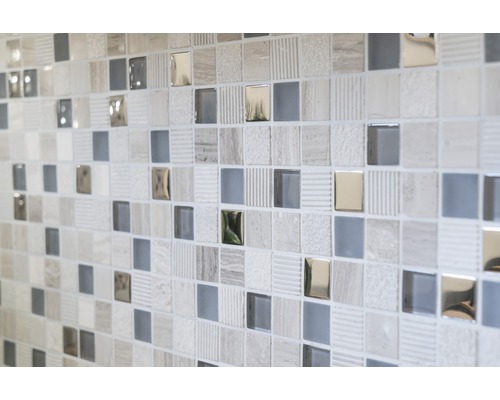 Mosaikfliesenwand mit quadratischen Fliesen aus verschiedenen Materialien und Oberflächen